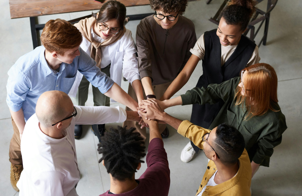 Como Engajar e Motivar um Time na Indústria Introdução Engajar e motivar um time é um dos maiores desafios enfrentados por donos de indústrias, especialmente em um ambiente de trabalho exigente e competitivo. Funcionários engajados são mais produtivos, comprometidos e leais, contribuindo diretamente para o sucesso da empresa. Este texto explora estratégias eficazes para engajar e motivar um time, incentivando os donos de indústrias a buscar mais conhecimento e apoio nessa área essencial.